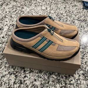 Cole Hana Air.Marin. Women’s Clog size 7.5 Nubuk in Dune w/Green racing stripes